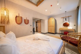 Reddoors Suites
