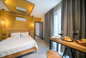 Reddoors Suites