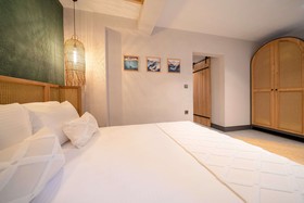 Reddoors Suites
