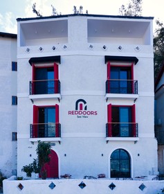 Reddoors Suites