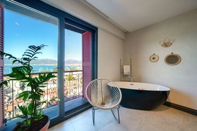 Reddoors Suites