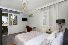 8 Rooms House