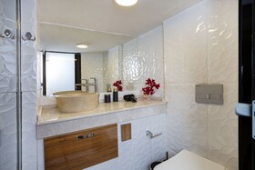 8 Rooms House
