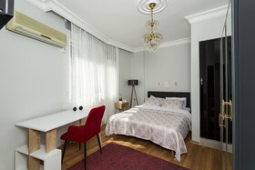 8 Rooms House