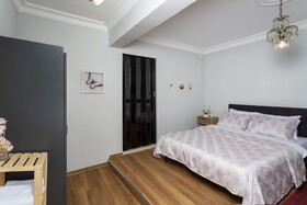 8 Rooms House