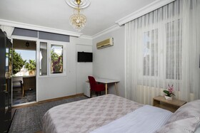 8 Rooms House