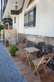 8 Rooms House