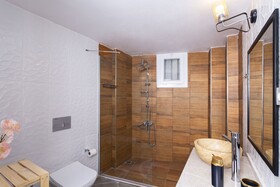 8 Rooms House
