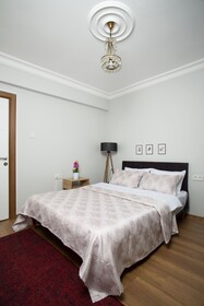 8 Rooms House