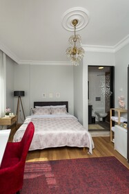 8 Rooms House