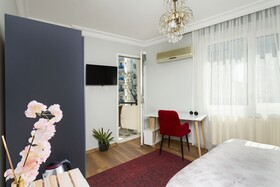 8 Rooms House