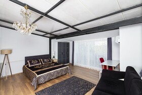 8 Rooms House