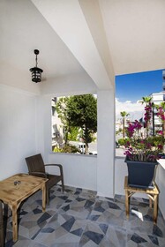 8 Rooms House