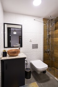 8 Rooms House
