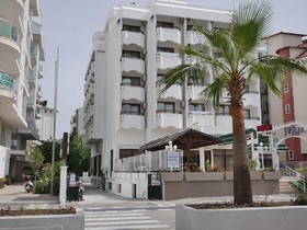 Oasis Hotel & Apartments