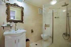 Lavin Suites Hotel