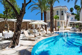 Elegance East Hotel