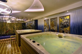 Azura Deluxe Resort & Spa Hotel