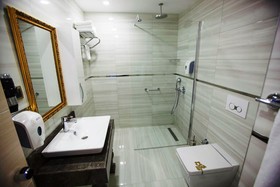 Azura Deluxe Resort & Spa Hotel