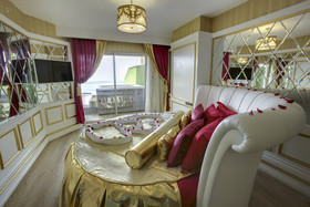 Azura Deluxe Resort & Spa Hotel