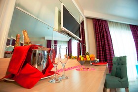 Azura Deluxe Resort & Spa Hotel