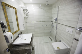 Azura Deluxe Resort & Spa Hotel