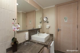 Ambassador Plaza Hotel