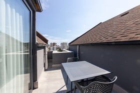Bi Suites
