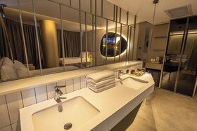 Four Hills Hotel