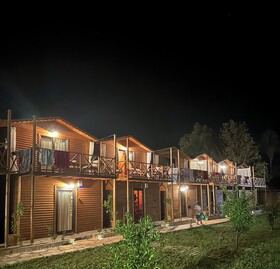 FNM Luxury Bungalow's & Restaurant