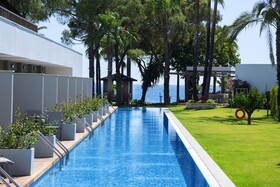 Acanthus Cennet Barut Collection
