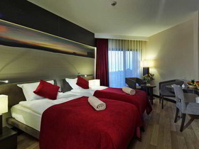 Commodore Elite Suites & Spa
