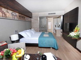 Commodore Elite Suites & Spa