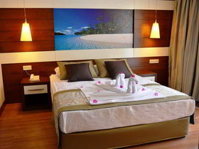 Adella Side Hotel