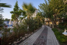 LRS Lake & River Side Hotel & Spa