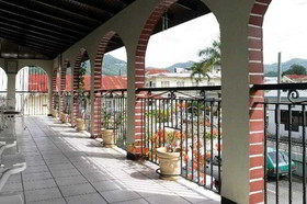 Par May La's Inn