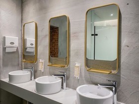 Oinn Hotel & Hostel