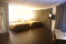 River Hotel