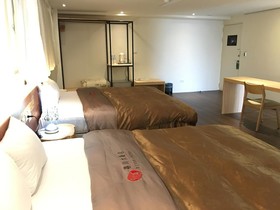 River Hotel