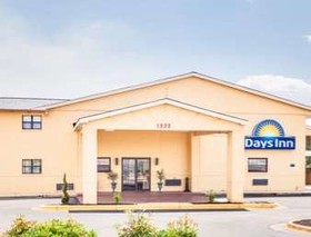Days Inn & Suites by Wyndham Athens Alabama