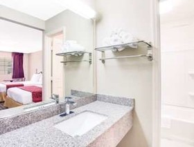 Days Inn & Suites by Wyndham Athens Alabama