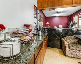 Econo Lodge Inn & Suites