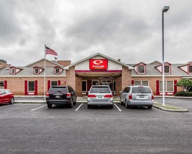 Econo Lodge Inn & Suites