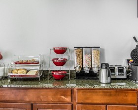 Econo Lodge Inn & Suites