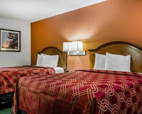 Econo Lodge Inn & Suites