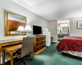 Econo Lodge Inn & Suites
