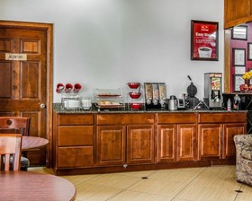 Econo Lodge Inn & Suites