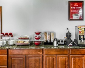 Econo Lodge Inn & Suites