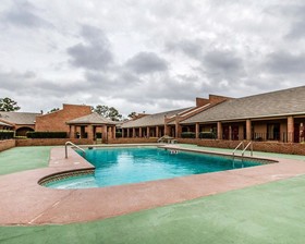 Econo Lodge Inn & Suites