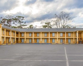 Econo Lodge Inn & Suites